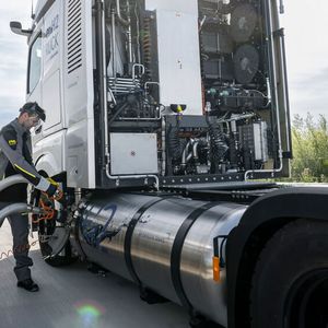 Der Tank des Brennstoffzellen-Lkw soll mit flüssigem Wasserstoff gefüllt werden. (Bild:  Daimler Truck)