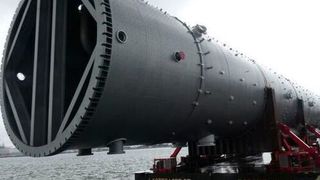 The propylene splitter arrived in one piece at the quay in Antwerp. (Borealis)