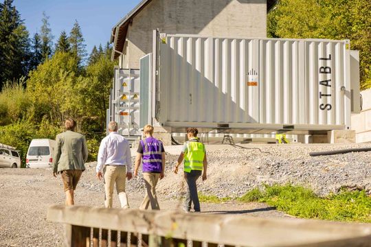 Installation im österreichischen Schöder: Das ansässige Elektrowerk optimiert seine Energieversorgung mit insgesamt sieben Batteriespeichern von Stabl Energy.(Bild:  Stabl Energy)