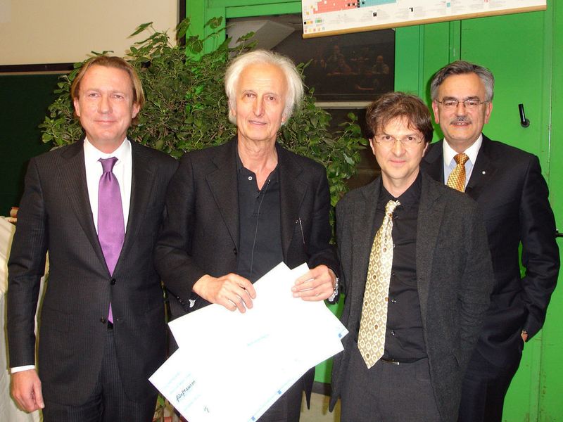 Die Preisverleihung (v.l.n.r): Thomas Manchot (Jürgen-Manchot-Stiftung), Prof. Dr. Drs. h.c. Helmut Schwarz (TU Berlin, Präsident der Alexander-von-Humboldt-Stiftung), Prof. Dr. Ulrich Heiz (Dekan), Prof. Dr. Dr. h.c. mult. Wolfgang A. Herrmann (Präsident)  (Bild: Dr. Andreas Battenberg/TUM)