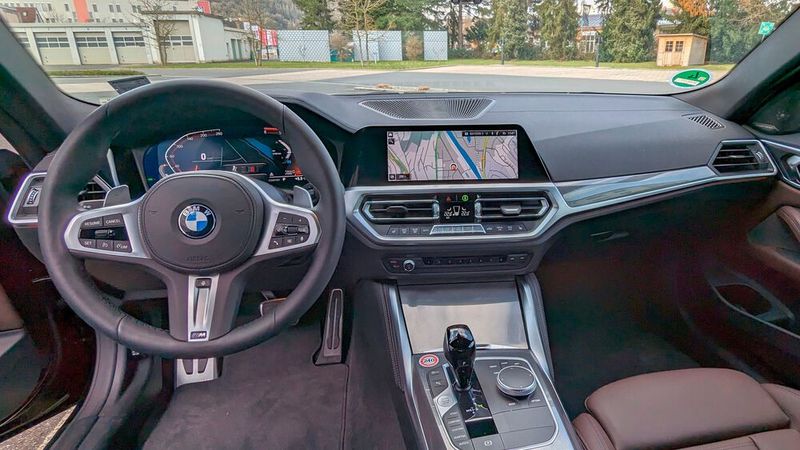 Das Cockpit besitzt noch haptische Bedienelemente wie den Dreh-Drücksteller neben dem Wählhebel. Goodies wie ein Head-up-Display oder eine Rückfahrkamera fehlen aber. (Bild: Rosenow – »kfz-betrieb«)