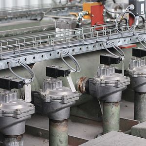 Die Filteranlagen werden regelmäßig mit Druckluft-Impulsstößen gereinigt. Hierfür wird ein Großteil der in Hart erzeugten Druckluft aufgewendet. (Bild:  Atlas Copco)