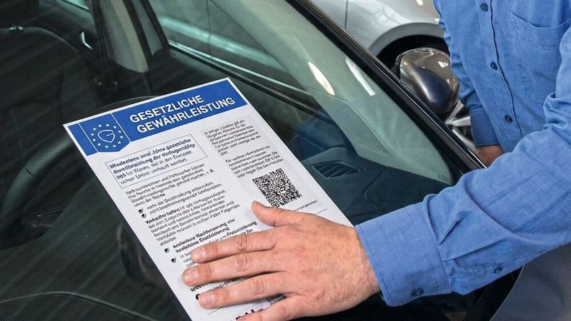 Ab dem 27. September 2026 müssen Labels für Garantie und Gewährleistung deutlich sichtbar am Fahrzeug platziert werden.(Bild:  Gemini / 3 Pro / KI-generiert)