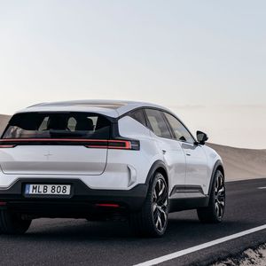 Mit einem Akku mit 111 Kilowattstunden Kapazität soll das SUV nach vorläufigen WLTP-Tests bis zu 610 Kilometer fahren können.(Bild:  Polestar)