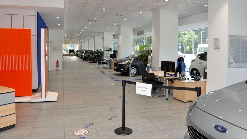 Abstandsmarkierungen sorgen für die Sicherheit der Kunden in Corona-Zeiten. (Bild: Simon/»kfz-betrieb«)