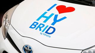 Der Toyota Yaris Cross Hybrid gehört zu den Modellen, die ohne Stecker fahren. Das Kfz-Gewerbe Baden-Württemberg stellt bei den Kunden im Land ein verändertes Kaufverhalten fest. Erstmals führen dort Vollhybride die Spitze bei den Neuzulassungen an. (Bild: frei lizenziert)