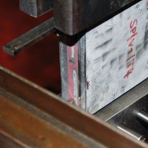 Prüfung des Klebverbunds mit stückverzinktem Substrat an einer bauteilähnlichen Laschenverbindung: Die Klebeeignung konnte bestätigt werden.