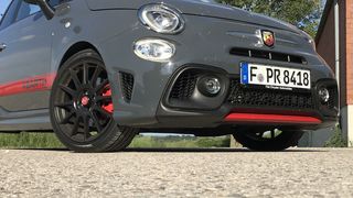 Fiat-500-Ableger mit Motorrad-Genen: der Abarth 695 XSR Yamaha. (Seyerlein / »kfz-betrieb« )