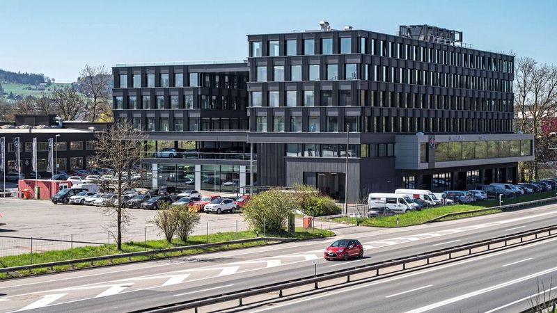 Im Frühjahr 2025 eröffnete Lueg in Sursee in der Schweiz einen neuen Mercedes-Benz-Standort.(Bild:  Mercedes-Benz Schweiz, Ian Kaenel)