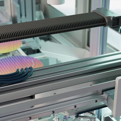 Mit der e-skin soft ESD bringt igus eine abriebfeste und ableitfähige Energiekette für Reinräume auf den Markt, die für mehr Sicherheit in der Chip- und Batteriefertigung sorgt. (Bild: igus)