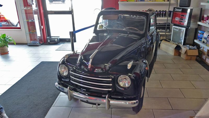 Auch der ältere Bruder, der Fiat 500 Topolino, sagt in einem anderen Betrieb den eintretenden Kunden „Hallo“. (Bild: Schreiner/»kfz-betrieb«)