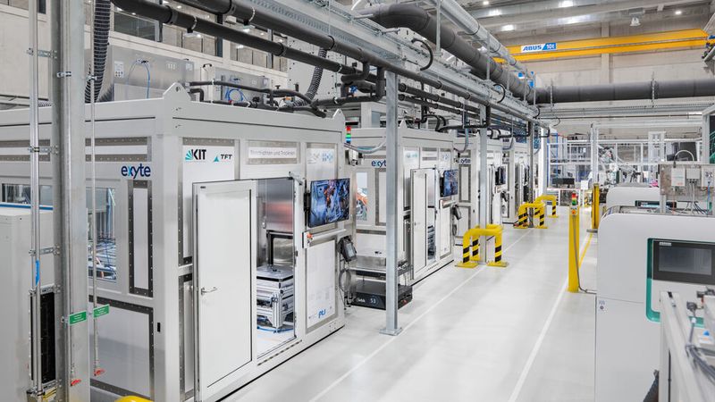 Pilotlinie einer agilen, modular aufgebauten Batteriezellfertigung in der Karlsruher Forschungsfabrik.(Bild:  Amadeus Bramsiepe, KIT)
