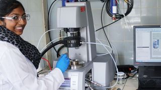 Abb. 1: Aarathana Seevaratnam (Von Roll Schweiz) am Rheometer MCR 302 (Bild: Anton Paar)