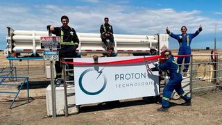 Teammitglieder von Proton Technologies Canada posieren vor einem neuen Röhrenauflieger. (Business Wire)