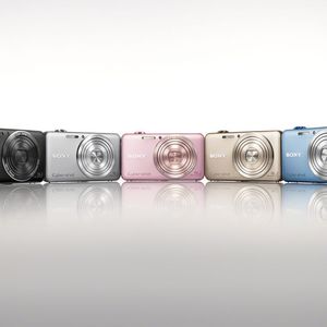 Die farbenfrohen Modellvarianten der DSC-WX50 von Sony.