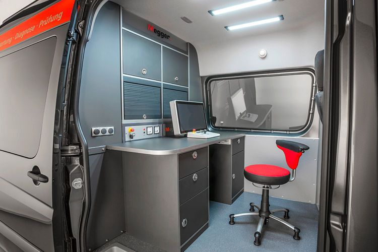 Die Ortungstechnik des Kabelmesswagens befindet sich beim verwendeten Sprinter 316 CDI im hinteren Raum des Kastenwagens. Davor ist der Arbeitsplatz des Messtechnikers. (Foto: Daimler)