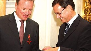 Dem DSLV-Präsidenten Michael Kubenz (links) wurde kürzlich im Hamburger Rathaus von Wirtschaftssenator Axel Gedaschko das Bundesverdienstkreuz am Bande verliehen.Bild: DSLV (Archiv: Vogel Business Media)