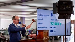 Den Abstand im wahrsten Sinne des Wortes gewahrt: Bei Classicbid kamen unlängst zum dritten Mal in dem Jahr Klassiker per Online-Auktion unter den Hammer. Weitere Veranstaltungen dieser Art sollen folgen. (Bild: Markus Metz)