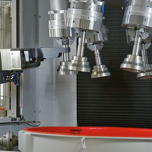 Die beiden Schleppfinishanlagen des Entgratsystems bei Walter verfügen über je sechs Arbeitsspindeln. Für das genaue Roboterhandling wurde ein Sicherheits-Bestückungskonzept entwickelt.