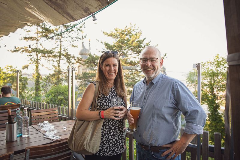 Anwenderkongress Steckverbinder 2023: Die Abendveranstaltung am Dienstag auf dem Nikolaushof mit Blick über Würzburg. (Bild: Stefan Bausewein)