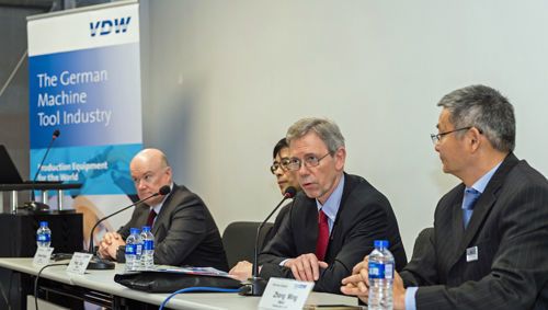 CCMT-Pressekonferenz 2016: Gerhard Hein, Chefvolkswirt und CCMT-Projektbetreuer beim VDW (2.v.r.), kann eine erfolgreiche deutsche Messebeteiligung in China als wichtigster Markt für deutsche Werkzeugmaschinen vermelden. (VDW)