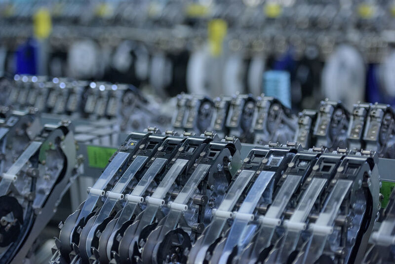 Im Werk Lohr-Wombach stellt Bosch Rexroth kundenangepasste Servomotoren und Antriebsregelgeräte mit integrierter Steuerungsfunktion her. Das Spektrum der Prozessschritte reicht von der automatisierten Leiterplattenbestückung über reine Montagetätigkeiten bis hin zu umfangreichen automatisierten Qualitätstests.  (Bosch Rexroth)