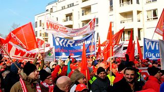 Trotz erster Einigungen in den Tarifverhandlungen in der Metall- und Elektroindustrie ist die Streikgefahr bei VW noch nicht gebannt. Der Autobauer verhandelt über einen Haustarifvertrag. (Bild: Streik IG Metall, Mülheim2015_09 / DIE LINKE Nordrhein-Westfalen / CC BY-SA 2.0)