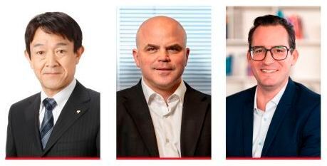 Bilden das neue Führungstrio bei Toyota Automated Logistics (v.l.): Hitoshi Matsuoka (CEO, Central), Aaron Jones (CEO, Americas) und Thomas Hibinger (CEO, EMEA & APAC).(Bild:  Toyota Automated Logistics)
