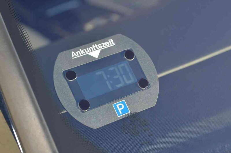 Die elektronische Parkscheibe zeigt automatisch die Ankunftszeit an, sobald das Fahrzeug länger als 20 s stillsteht. (Reichelt Elektronik)