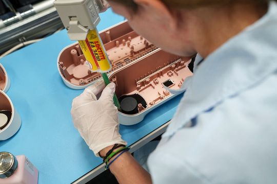 Endmontage eines komplexen medizintechnischen Geräts in Bronschhofen. Der Weg zur Serie verbindet Entwicklung, Industrialisierung, Test und Fertigung.(Bild:  Cicor)