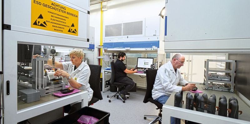 Die Montage erfolgt bei Bedarf an ESD-geschützten Arbeitsplätzen. (Leica Geosystems / Polymeca)