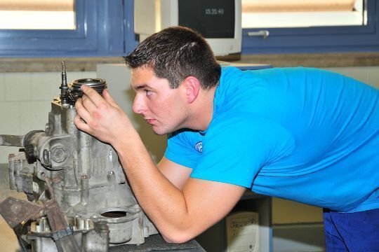 Martin Müller aus Mecklenburg-Vorpommern prüft die Teile eines Getriebes auf Verschleiß. (Schmidt)