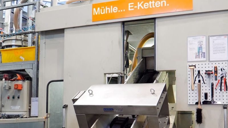 Vor Ort wird das Material der alten Schleppketten geschreddert und dabei Metallteile od. ä. entfernt. (Bild: igus.de)