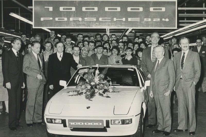 Auch Audi profitierte vom Porsche 924: Der Sportwagen lief ab November 1975 im Werk Neckarsulm vom Band. Als Gegenleistung erhielt Porsche die VW-Bauteile für den Sportwagen zu günstigen Konditionen. Diese Entscheidung brachte für beide Vertragspartner einen Vorteil: Volkswagen konnte seinen Standort kostendeckend weiterbetreiben, Porsche ersparte sich den Ausbau seiner Produktionsanlagen, die für den ab 1977 gebauten Porsche 928 genutzt werden sollten.  (Bild: Porsche)