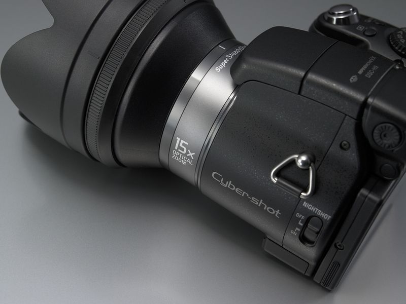 Einen 15-fach-Zoom bringt die H9 von Sony mit. (Archiv: Vogel Business Media)