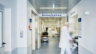 Zum Jahresbeginn 2026 startet in der Dortmunder Klinik eine dreimonatige Pilotphase mit Bodycams. (Bild: © upixa – stock.adobe.com)