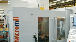 Dauerhaft prozessstabile Präzision bei deutlich erhöhter Produktivität. Dirk Husemann von Volz Maschinenhandel (rechts) und Dietmar Junker vor einer der vier kompakten Anlagen. (Bild: Königsreuther)