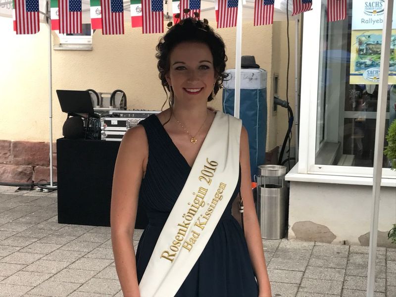 Immer wieder rund um die Rallye im Einsatz: die Bad Kissinger Rosenkönigin Vera Hauck. (Grimm)