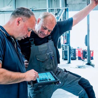 Der Bundesinnungsverband für das Kfz-Handwerk (BIV-Kfz) hat seine Themenschwerpunkte für den Aftermarket definiert. Hier mit Bundesinnungsmeister Detlef Peter Grün (r.). (Bild: Promotor)