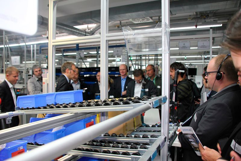 Bereits seit 2014 ist Werma Signaltechnik Mitglied der „Lean Factory Group“, einem Netzwerk verschiedener Partner und Spezialisten aus Wissenschaft, Forschung und Industrie. Die Partner bieten Know-How, Hardware und Software für die Einführung schlanker Strukturen in Unternehmen. Neben Signalgeräten bietet Werma Lösungen, welche Industrie 4.0 umsetzbar machen. Bei diesen funkbasierten Systemen zur Prozessoptimierung für die Industrie, Produktions- und Versandlogistik werden Maschinen, Arbeitsplätze oder FIFO-Regale per Funk miteinander vernetzt. Zu sehen auf der Motek 2018: Halle 8, Stand 8218. (Werma)