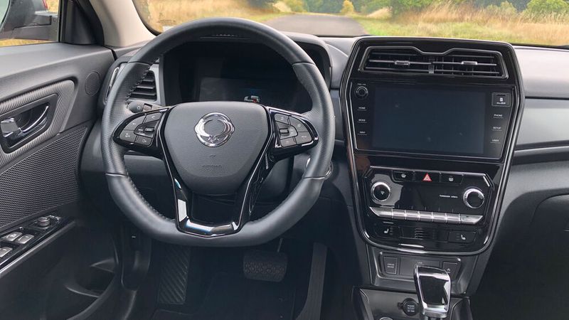 2. Das Interieur: Auch innen dominieren kantige Formen. So ganz auf der Höhe der Zeit ist das Design nicht mehr. Einen gewissen Charme hat das schon.  (Bild: Wehner - Vogel Communications Group)