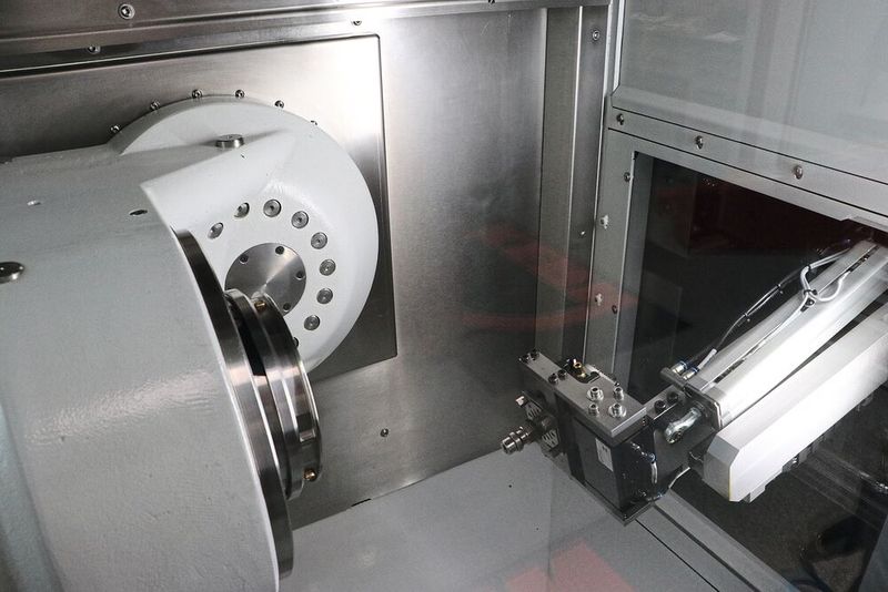 Die für Quittenbaum angepasste Automatisierungslösung von Kern funktioniert auf engem Raum. Entscheidend dafür: Der in die Micro HD integrierte Werkzeugwechsler fungiert gleichzeitig als Werkstückwechsler. So angepasst, bietet er Platz für rund 100 Werkzeuge sowie 30 Werkstücke und ermöglicht eine 24/7-Fertigung.  (Bild: Kern Microtechnik)