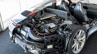 Der 911er soll langfristig das einzige Modell aus dem Hause Porsche sein, das ausschließlich von einem Verbrennungsmotor angetrieben wird. (Bild: Porsche)
