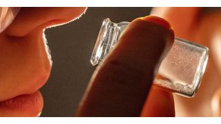 Riechen – Psychologinnen der Universität Jena haben ein Wörterbuch der Düfte veröffentlicht, in dem aufgeführt ist, wie Tausende Testpersonen Gerüche wahrnehmen, beschreiben und klassifizieren. (Bild: Jens Meyer/Uni Jena)