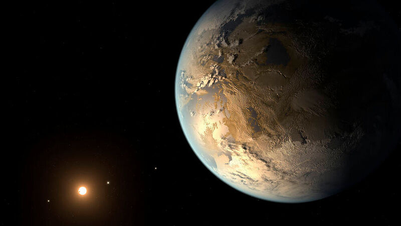 Kepler-186f war der erste Planet, der entdeckt wurde, der die Größe der Erde hat und sich in der bewohnbaren Zone seines Sterns aufhält. Seine Entdeckung bestätigte, dass es in den bewohnbaren Zonen anderer Sterne Planeten in Erdgröße gibt, und war ein bedeutender Schritt auf der Suche nach einer erdähnlichen Welt.

Man weiß, dass Kepler-186f etwa zehn Prozent größer ist als die Erde, aber über seine Masse, Zusammensetzung und Dichte ist nichts bekannt. Frühere Untersuchungen deuten darauf hin, dass ein Planet von der Größe von Kepler-186f wahrscheinlich felsig ist. Vor seiner Entdeckung galt ging Kepler-62f, der 40 Prozent größer ist als die Erde als bislang erdähnlichster Planet.

Kepler-186f umkreist seinen Stern einmal alle 130 Tage und befindet sich im Kepler-186-System etwa 500 Lichtjahre von der Erde entfernt im Sternbild Cygnus. Das System ist auch die Heimat von vier inneren Planeten, die in einer Umlaufbahn um einen Stern angeordnet sind, der nur halb so groß und massereich ist wie die Sonne. (NASA Ames/JPL-Caltech/T. Pyle)