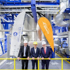 Stefan Kapferer, CEO der 50Hertz Transmission, Dr. Christof Günther, Geschäftsführer Infraleuna und Dr. Jürgen Ude, Staatssekretär für Strukturwandel und industrielle Großprojekte in der Staatskanzlei des Landes Sachsen-Anhalt, vor dem 35-Megawatt-Elektrodenkessel im Gas- und Dampfturbinenkraftwerk 2 am Chemiestandort Leuna(Bild:  Jens Schlüter/ Infraleuna)