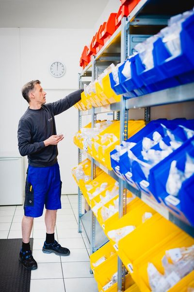 Individuell – und dennoch gemäß des Corporate Designs von Albromet – können sich die Mitarbeiter aussuchen, welche Art von Arbeitskleidung sie von Mewa anziehen wollen. Hier mal Shorts und Sweatshirt. (Bild: Mewa)