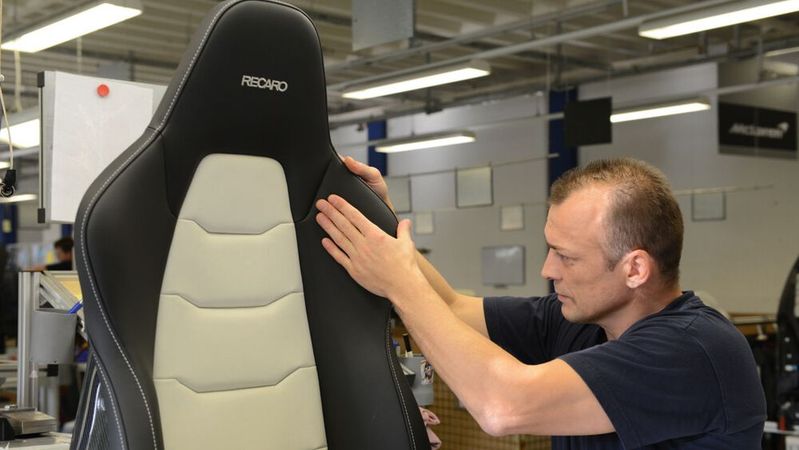 Recaro ist bekannt für hochwertige Sportsitze. Nur ist die Nachfrage inzwischen eingebrochen, das Unternehmen pleite. Ein Investor ist nicht zu finden.(Foto:  Recaro)