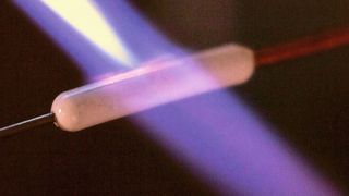 Die neue, aus einem Hybridwerkstoff bestehende Anschlusshülse HPS 400 für die Thermosensoren der hotcontrol-Serie von hotset hält auch 400 °C stand und zeichnet sich außerdem durch eine hohe Zugfestigkeit von über 120 N aus. Hotset stellt auf der K 2019 in Düsseldorf in Halle 1 am Stand A20 aus. (hotset)