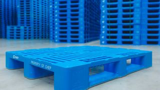 Blaue Ideen von Chep machen die Logistik grüner. Und das kann jetzt sogar im Vorfeld berechnet werden, wenn man als Logistikplayer auf Mehrweg umstellen möchte. Wie das funktioniert, erklären die Experten hier.  (Bild: Chep)